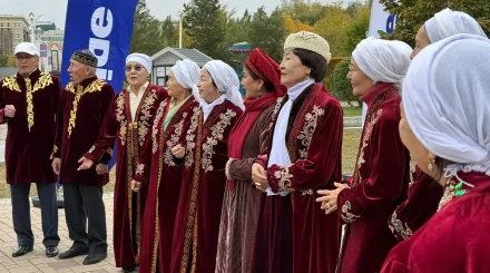 В 81 год и правнуков нянчить, и на сцене выступать: кто участвовал в фестивале партии «Әділет» ко Дню пожилых