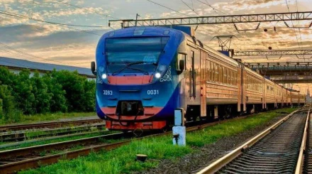 Поезд Ташкент – Алматы атаковали дети: во сколько обошлась родителям "игра" на путях
