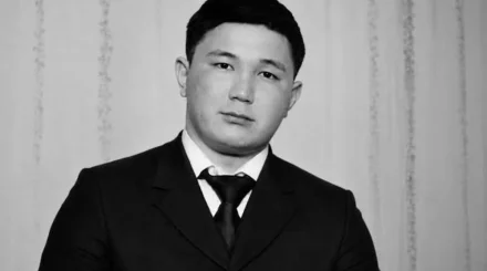 «Мен баламның маңдайынан енді сүйе алмаймын»: Жанасыл Сәрсенбайдың анасы сотта көз жасына ерік берді
