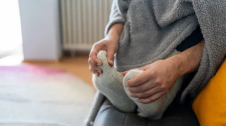  Қол мен аяқ неге тоңады? – Дәрігер жасырын себептерін атады 