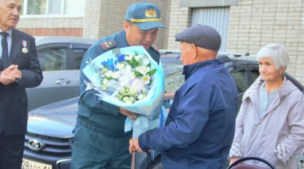  Ұлттық ұланның әскери қызметкерлері ардагерлерді Қарттар күнімен құттықтады 