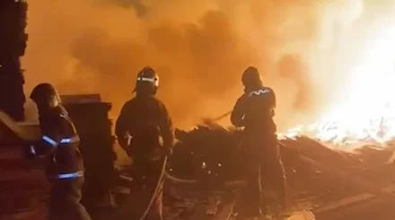 В Тобыле загорелась пилорама: огонь уничтожил погрузчик