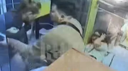 Алматыда ер адам көпшіліктің көзінше бөтен бойжеткенке қол жұмсады