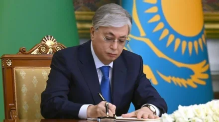 Президент Қорғаныс министрлігінің үш лауазым иесін қызметінен босатты