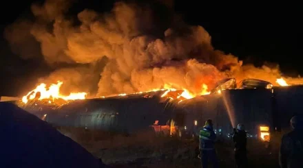 Крупный пожар с угрозой взрыва произошел в промзоне Сатпаева