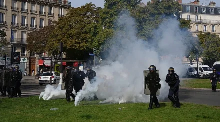 Во Франции сотни школ закрылись на фоне массовых протестов