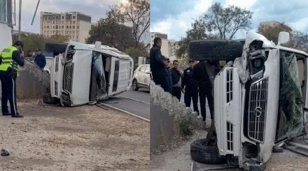 Машина перевернулась на узкой дороге у детсада в Актау (ВИДЕО)