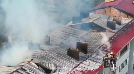  Қонаевта бес қабатты тұрғын үйдің шатыры өртенді: 120 адам эвакуацияланды 