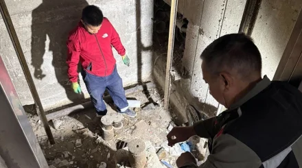 В Атырау с третьего этажа упал лифт с людьми: трое попали в больницу