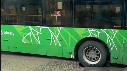 Алматыда асфальт опырылып, автобус қозғала алмай қалды