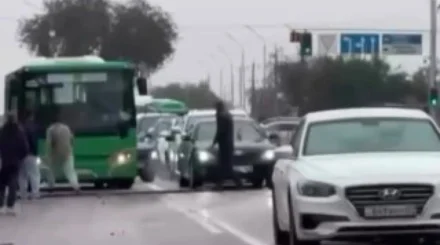 «Жолды жаппай қазып тастаған»: Алматыда автобус орға түсіп, жұрт жұмыс пен сабаққа кешікті