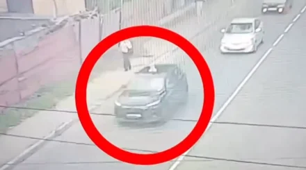 Пятилетнюю девочку везли вне салона автомобиля в Талдыкоргане (ВИДЕО)