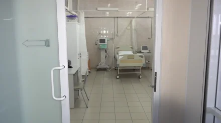 Жағдайы ауыр: Алматыда жол жиегінде отырған екі баланы көлік қағып, қашып кеткен