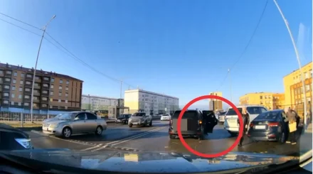 Ребенок выпал из автомобиля на ходу возле школы в Кокшетау (ВИДЕО)