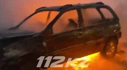 Астанада автотұрақта тұрған бес көлік түгі қалмай жанып кетті (ВИДЕО)