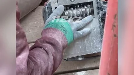 Пальцы мужчины зажало в электроинструменте в Астане