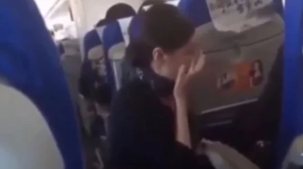 Стюардесса встала на колени перед пассажиром после конфликта на борту (ВИДЕО)