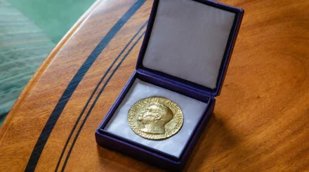Физика саласы бойынша Нобель сыйлығының иегері белгілі болды