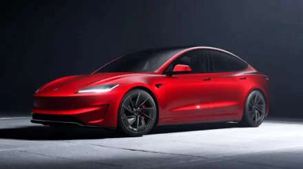 Tesla Model 3 жаңарды: Performance нұсқасы қуатты болып, экраны үлкейді