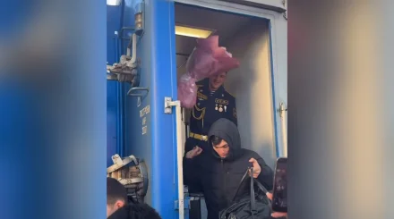 «Мама, мама»: Каспийдегі трагедиядан аман қалған сарбаз анасымен жылап көрісті (ВИДЕО)