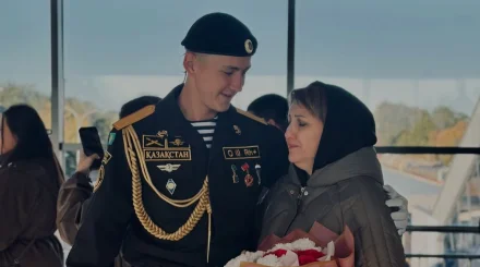 "Весь Казахстан тебя ждал": Никита Удалов опубликовал первое фото с мамой после возвращения со службы