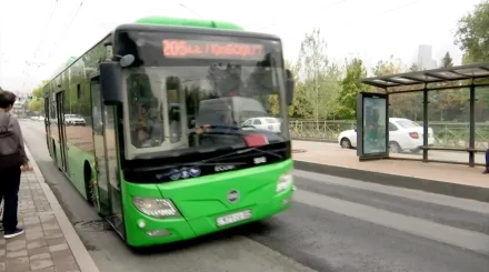 На переполненные автобусы и долгое ожидание на остановках жалуются жители Алматы