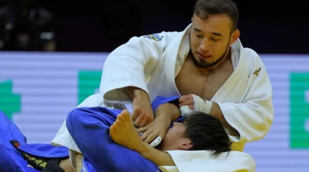Жұбаназар Олимпиада жүлдегерін жеңіп, ӘЧ жартылай финалына шықты