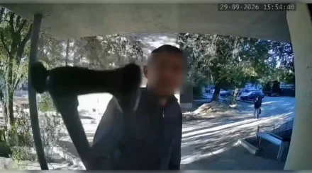 Дебошир под наркотиками разгромил домофон в подъезде в Семее (ВИДЕО)