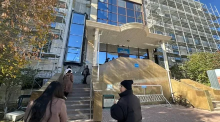 "Балаларымызды қайтарыңдар": Ресейде жүрген қазақстандықтардың туыстары СІМ алдына жиналды