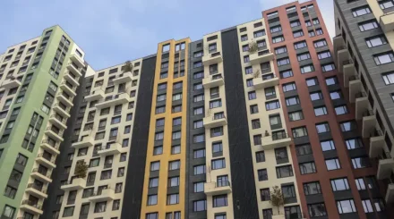 Оралда көпқабатты үйдің төбесінен құлаған екі жасөспірім мерт болды