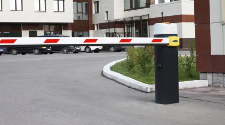 Охранник отказал в проезде алматинцу и получил 10 суток ареста