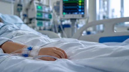 В Актау умер 9-летний мальчик после отравления домашней копченой рыбой