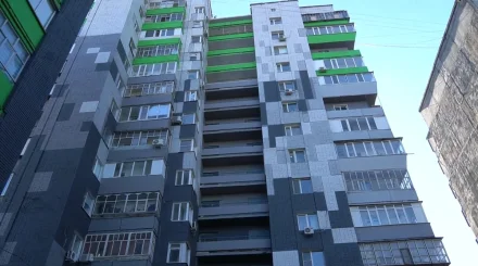 Оралда екі жасөспірім көпқабатты үйдің төбесінен құлап, мерт болды