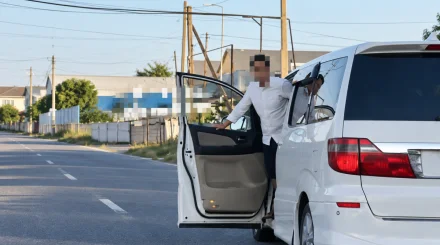 Пассажир высунулся из открытой двери на ходу: водителя Toyota наказали в Туркестанской области