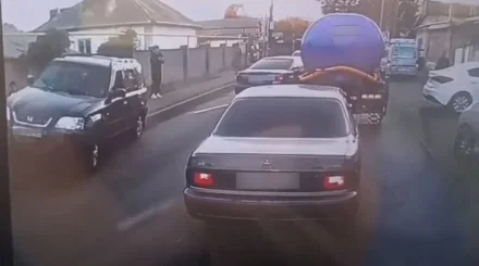Алматыда жүргізуші бірнеше көлікті соғып, тротуардағы екі бозбаланы қағып кетті (ВИДЕО)