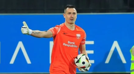 Казахстанский вратарь не пропустил в матче лидеров чемпионата Азербайджана
