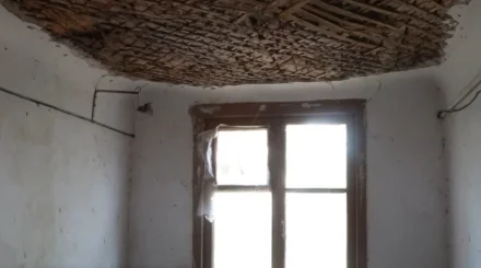 Трещит по швам: в Атырау жильцы аварийного дома опасаются за свою жизнь