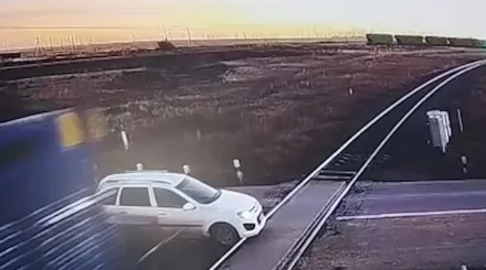 Рискованный манёвр на железнодорожных путях едва не закончился трагедией