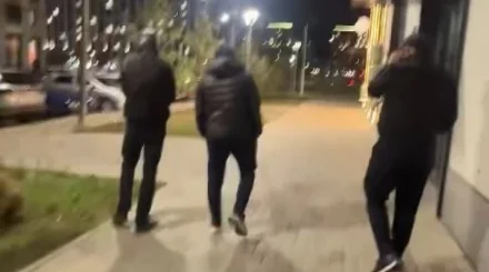 Трое мужчин окружили астанчанина с беременной женой и пытались увезти