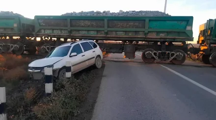Автомобиль попал под грузовой поезд в Житикаре