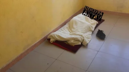 Подросток спал в подъезде, ожидая друга: ситуацию проверяют в Актау