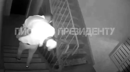 Мужчину с мешком на голове вынесли из подъезда в Алматы