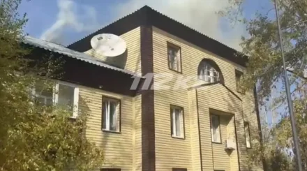 Огненная ловушка в Усть-Каменогорске: спасатели вывели из дыма 8 человек