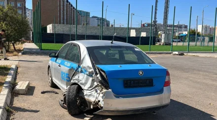 Разбитый полицейский автомобиль почти месяц стоит у детской площадки в Актау