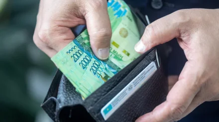 Более половины казахстанцев не откладывают деньги