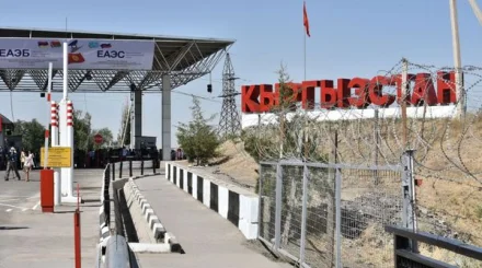 За взятки на границе массово задержали таможенников в соседней стране