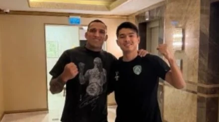 Футболист сборной Казахстана встретился с легендой UFC