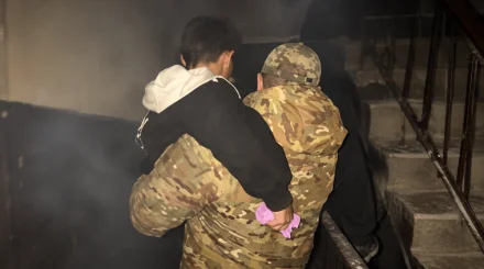 Пожар в подъезде в Актобе: спасатели на руках вынесли 6 детей