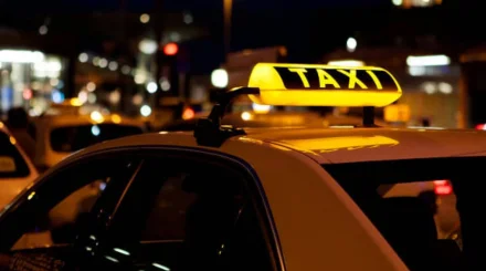  Астанада жолаушы әйелге әдепсіз ұсыныс жасаған такси жүргізушісі 10 тәулікке қамалды 