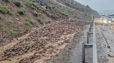Өзбекстанда сел көлікті ішіндегі жолаушысымен бірге ағызып әкетті
